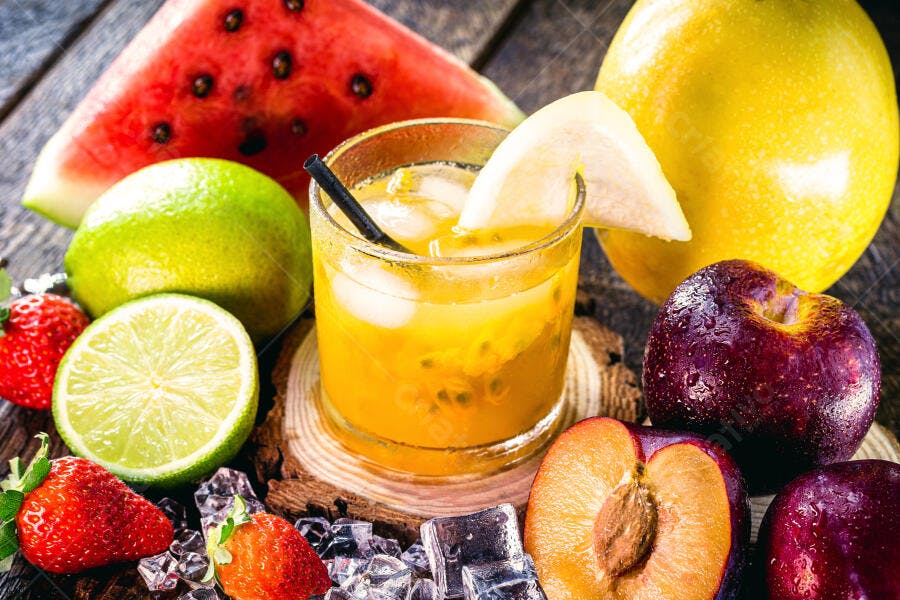 Suco de maracujá gelado e frutas frescas vibrantes sobre madeira rústica