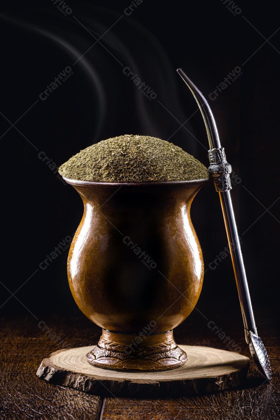 Chimarrão erva mate verde fumegante em cuia marrom sobre madeira rústica