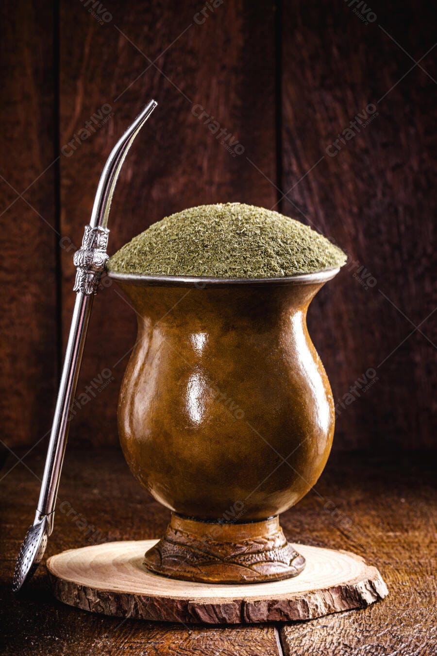 Chimarrão tradicional com cuias de madeira e erva-mate em fundo rústico
