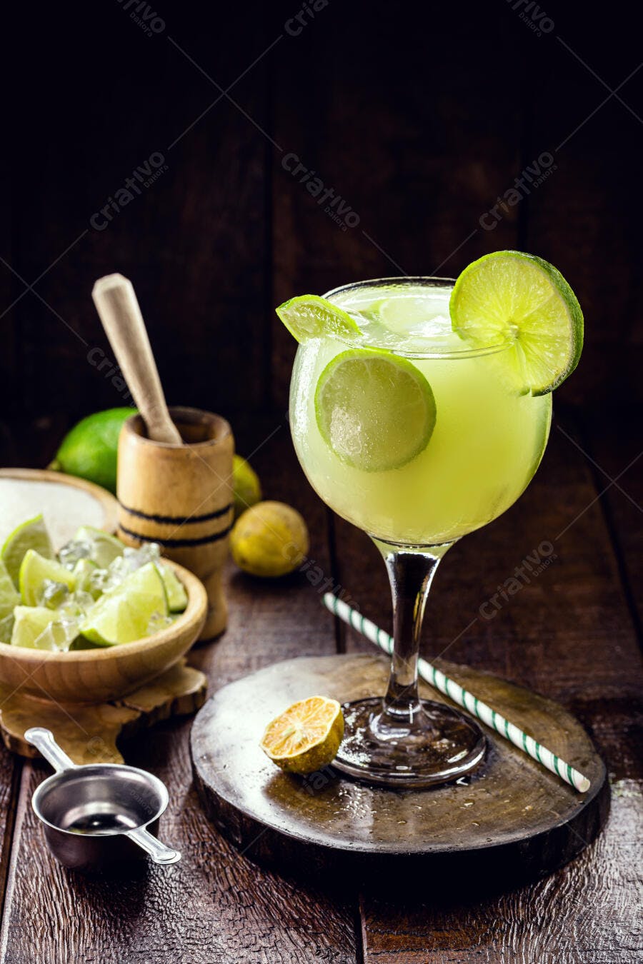 Caipirinha fresca com limão e gelo em fundo rústico de madeira