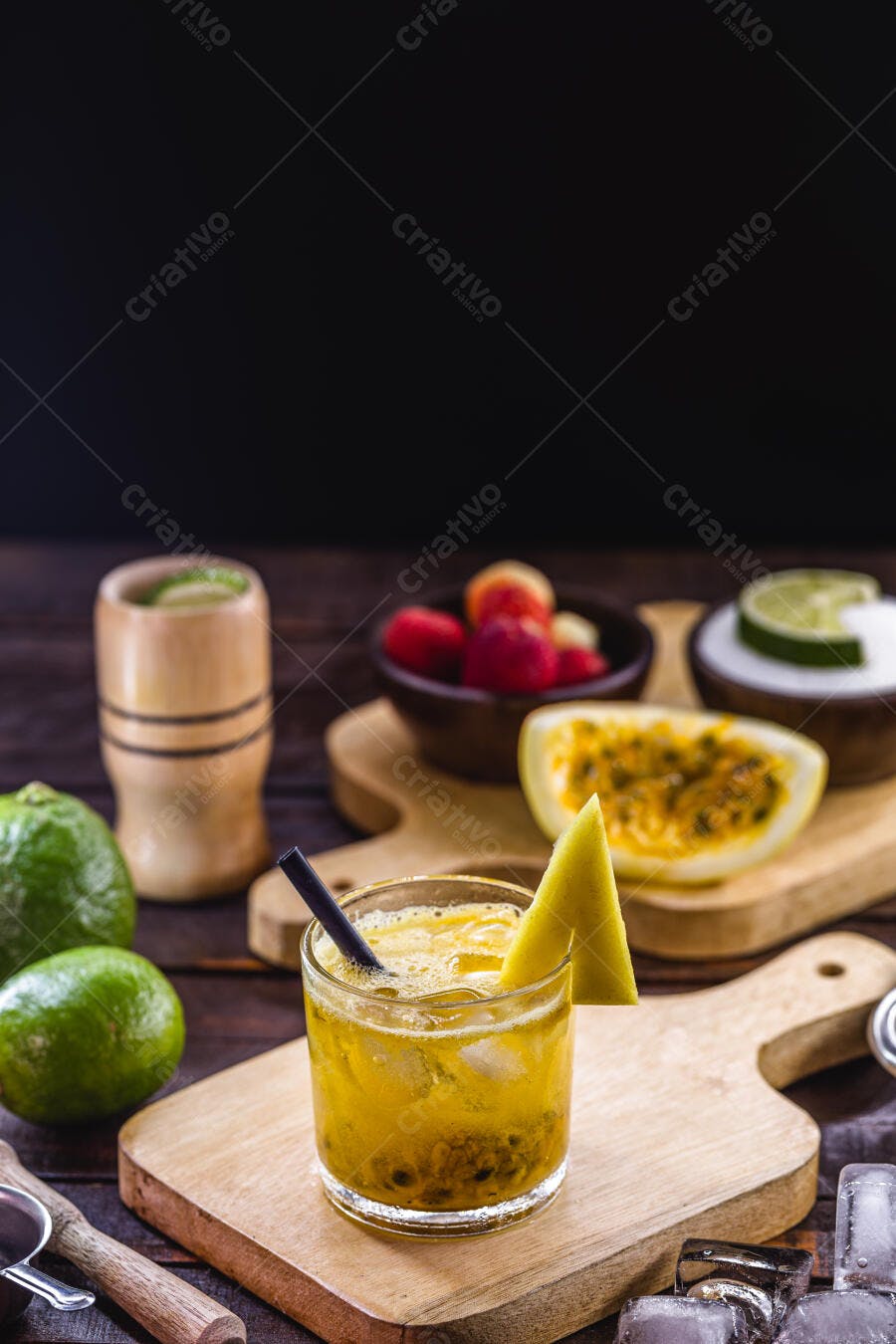 Caipirinha de maracujá com frutas frescas e gelo em tábua rústica