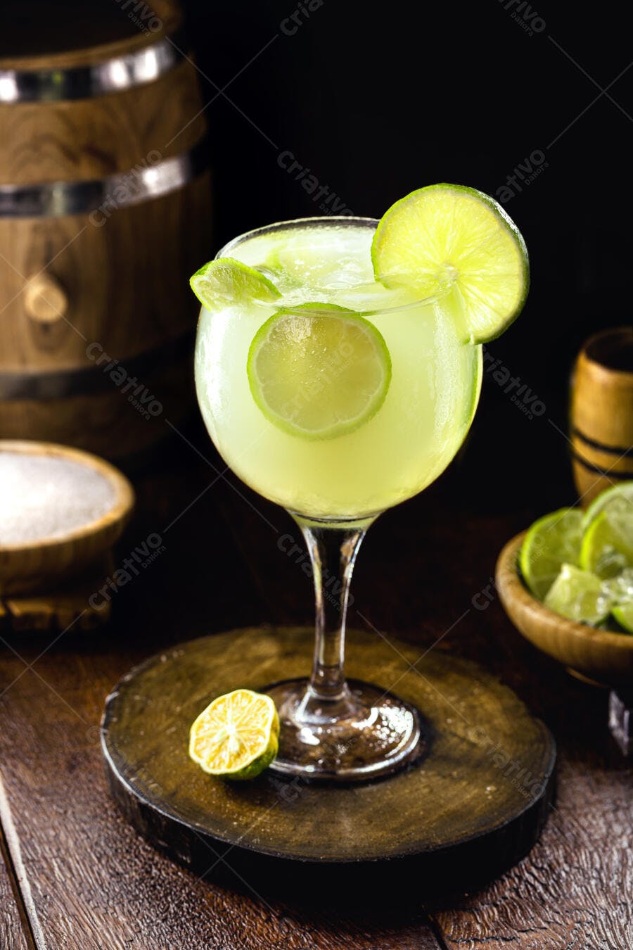 Caipirinha refrescante com fatias de limão em copo e fundo rústico de madeira