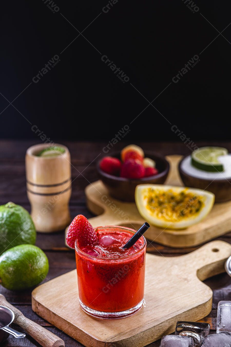 Coquetel vermelho de morango com limão em mesa rústica escura