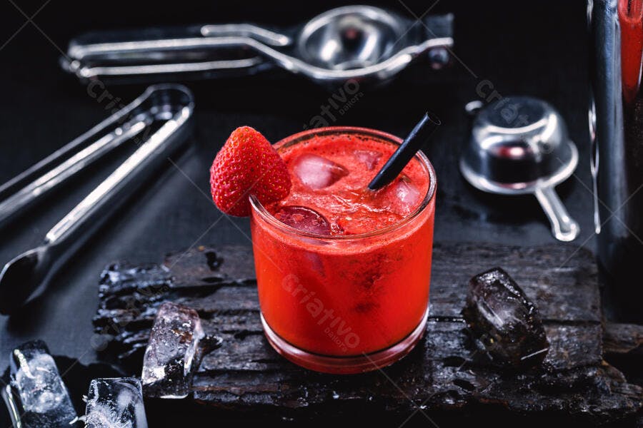 Coquetel vermelho vibrante com morango gelo e ferramentas de bar profissional