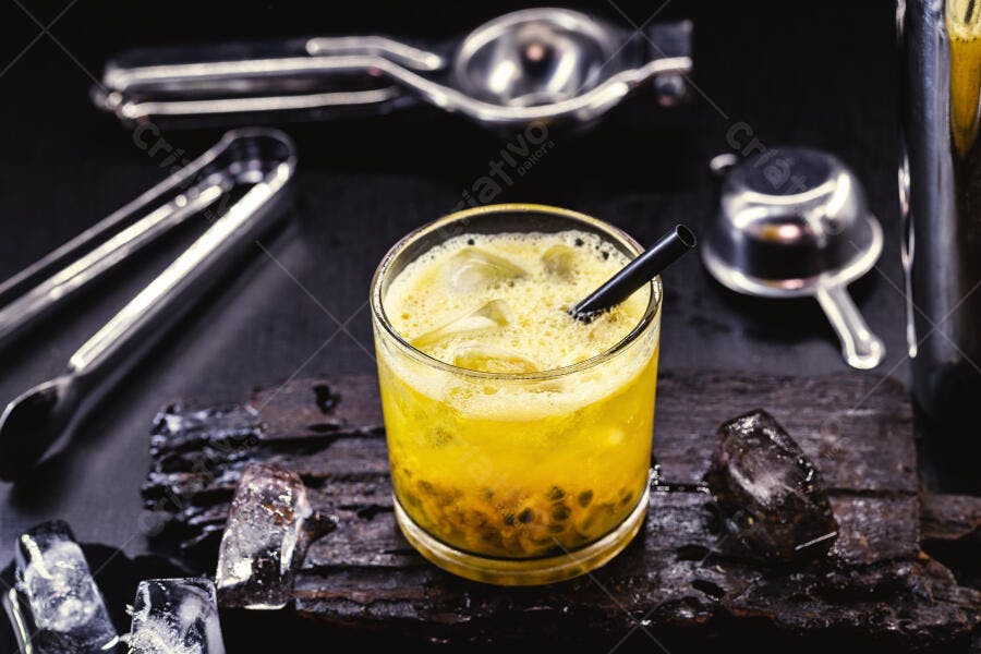 Drink de maracujá amarelo e refrescante com gelo e canudo preto em cenário de bar