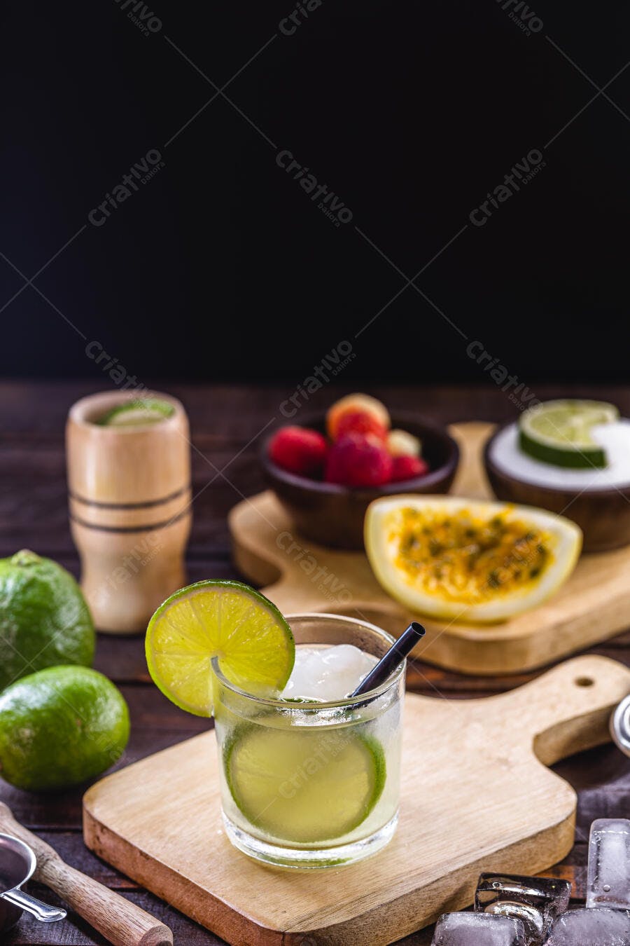 Caipirinha refrescante de limão com maracujá e frutas vermelhas em fundo escuro