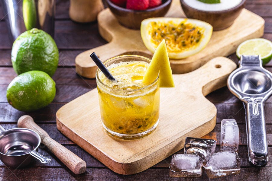 Coquetel tropical de maracujá fresco com limão e gelo em tábuas de madeira