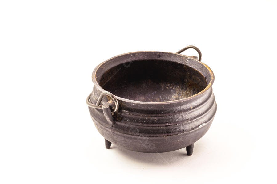 Caldeirão de ferro fundido antigo preto rústico com alça em fundo branco isolado