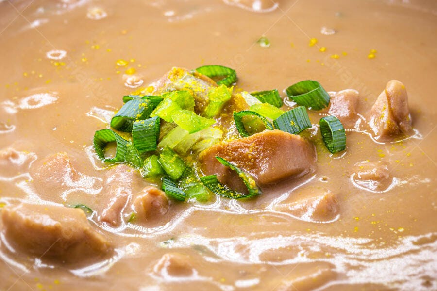Caldo de frango cremoso com cebolinha picada e especiarias