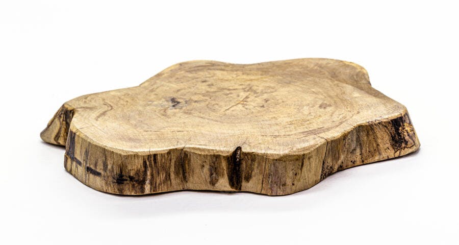 Tábua de madeira rústica clara para servir ou base de exibição orgânica