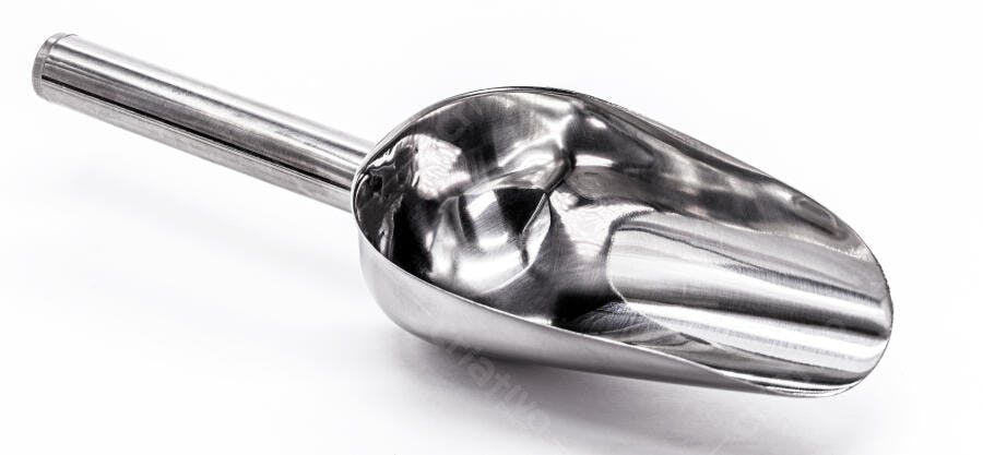 Pá de metal em aço inoxidável para alimentos e gelo fundo branco