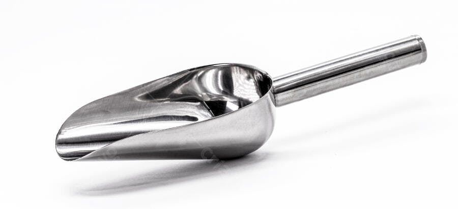 Pá de metal inox brilhante para cozinha sobre fundo branco