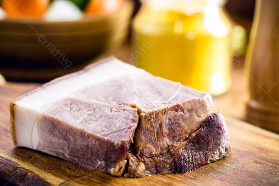 Pancetta defumada rústica em tábua de madeira para corte