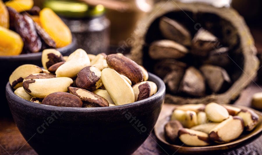 Castanhas do Pará em tigelas rústicas com frutas secas e cascas