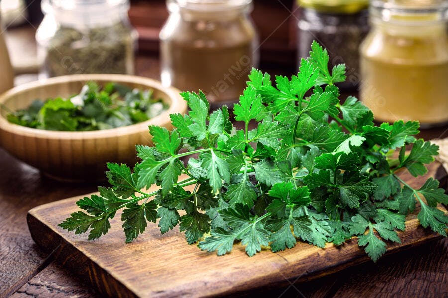 Salsa fresca em tábua de madeira com temperos de cozinha