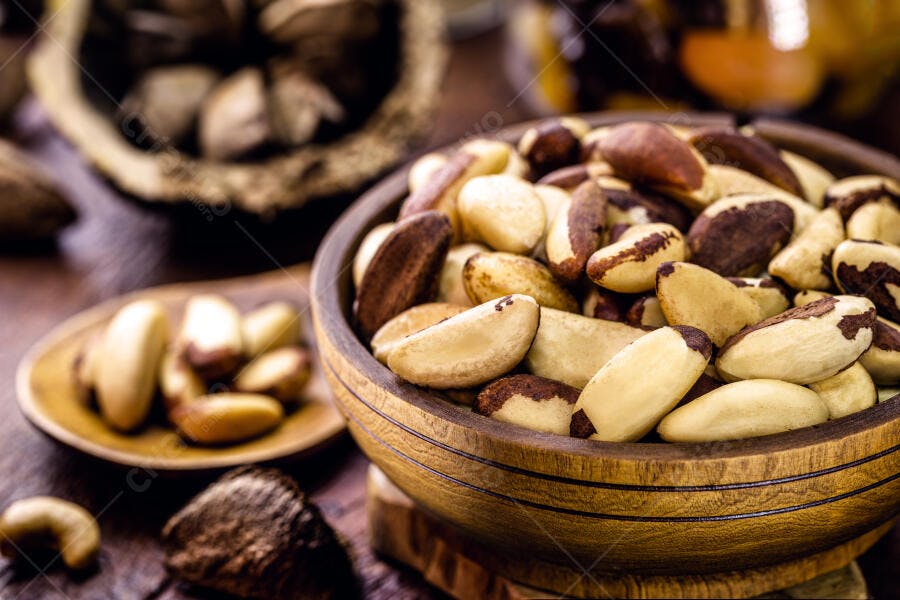 Castanhas-do-Pará descascadas em tigela de madeira alimento saudável