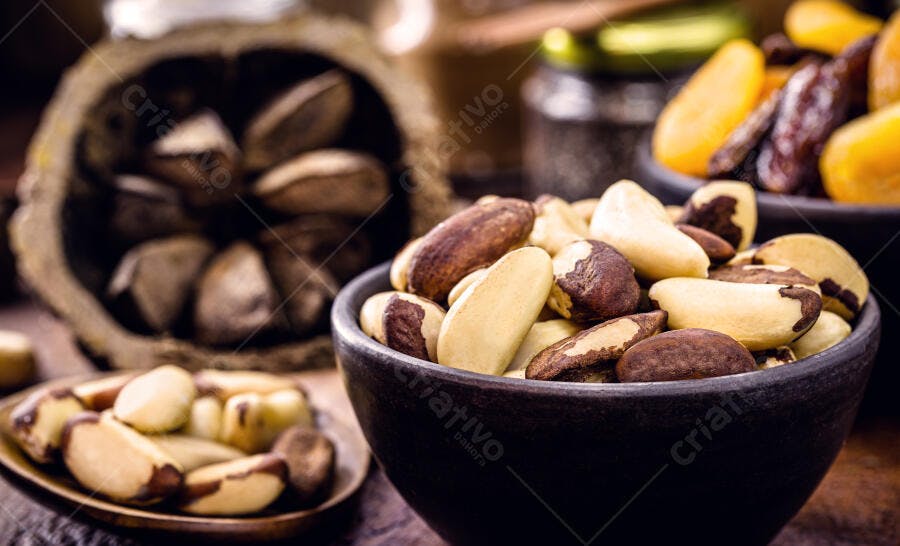 Castanhas-do-pará em tigelas rústicas sobre mesa de madeira