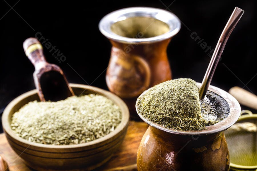 Cuias de mate e erva mate verde para chimarrão bebida tradicional