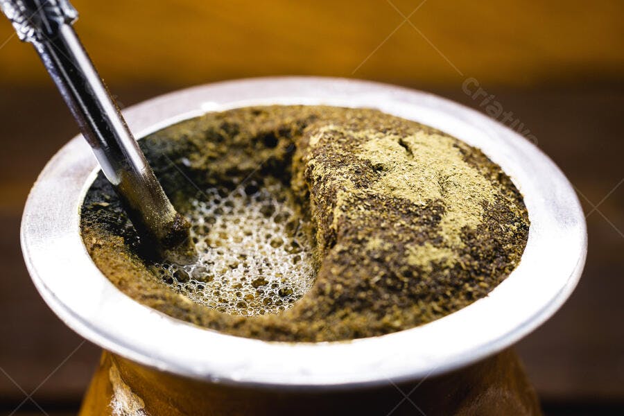 Chá mate tradicional chimarrão em cuia de madeira com bomba