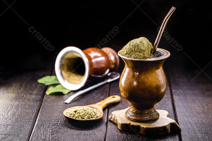 Chimarrão tradicional erva mate e cuia em mesa rústica escura