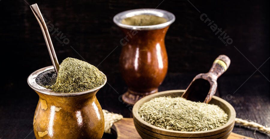 Erva-mate chimarrão em cuias de madeira e tigela com bomba metálica