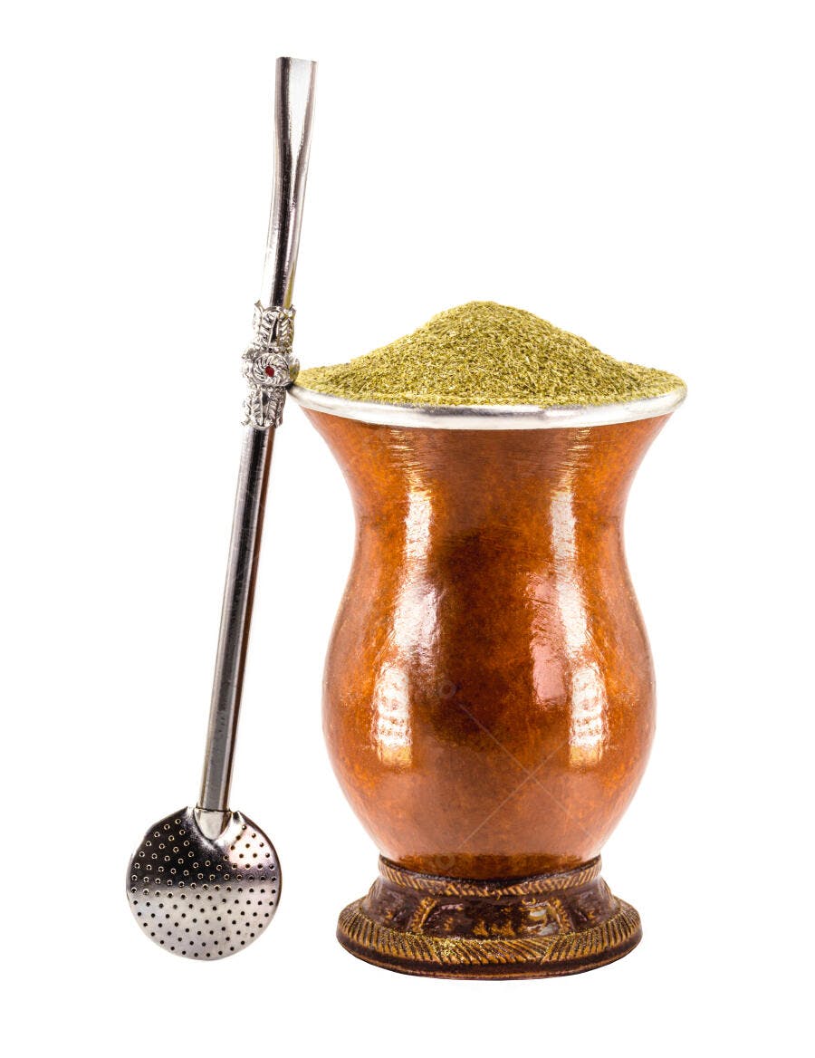 Cuia de chimarrão com erva mate e bombilla de prata