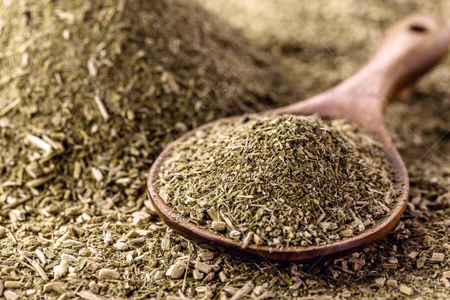 Erva-mate tradicional verde em colher de pau rústica para chimarrão ou tereré