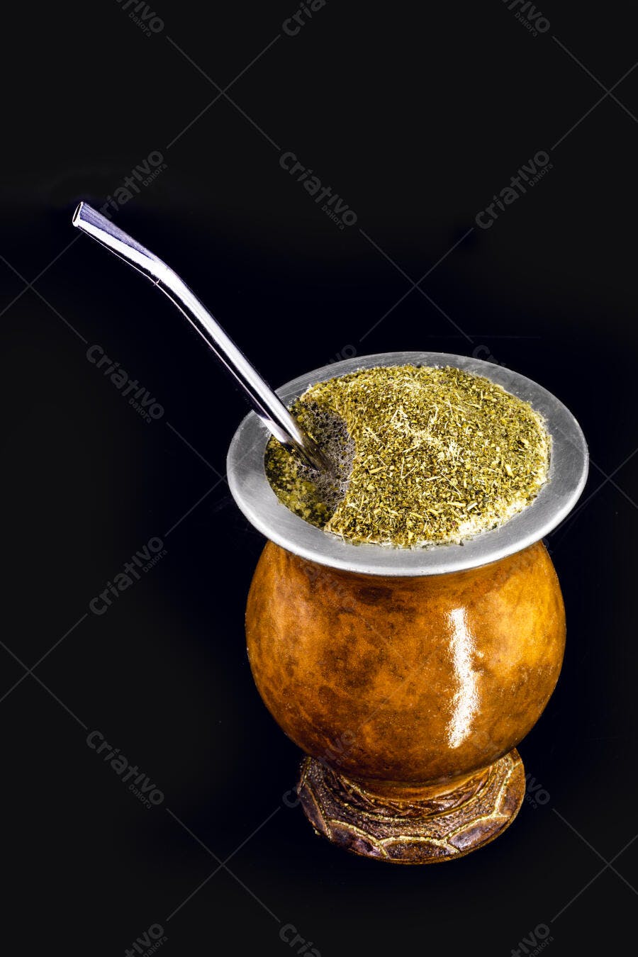 Cuia de chimarrão e bomba com erva-mate em fundo escuro