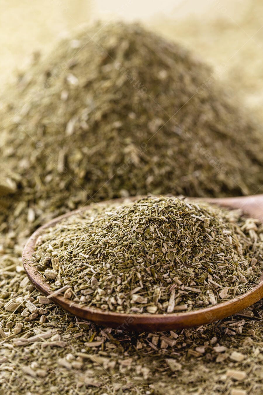 Ervas secas em colher de pau e monte tempero culinário verde escuro