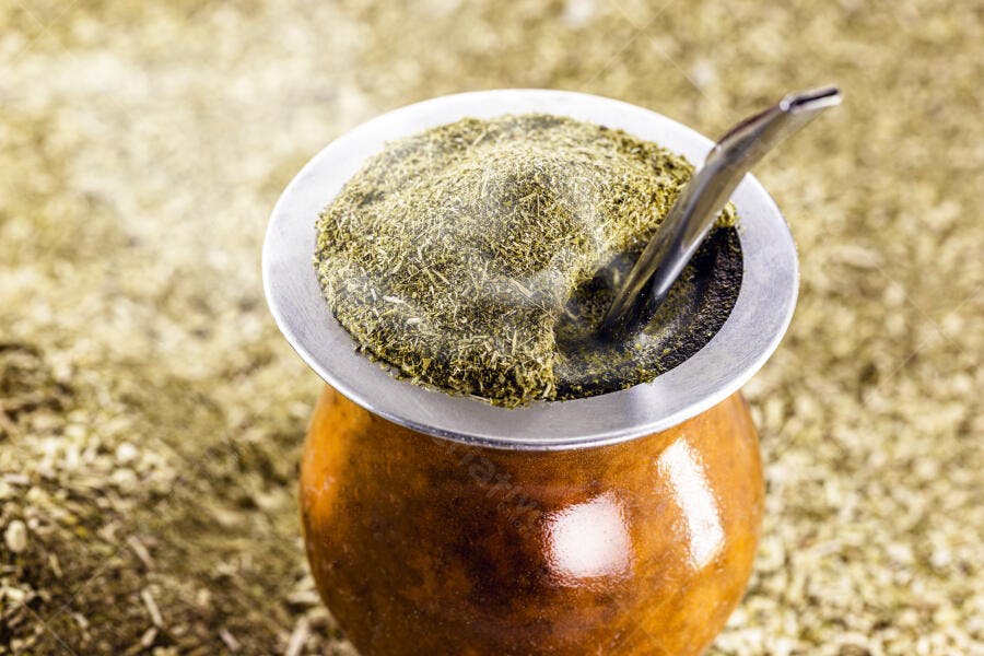 Chimarrão tradicional com erva-mate verde em cuia de madeira