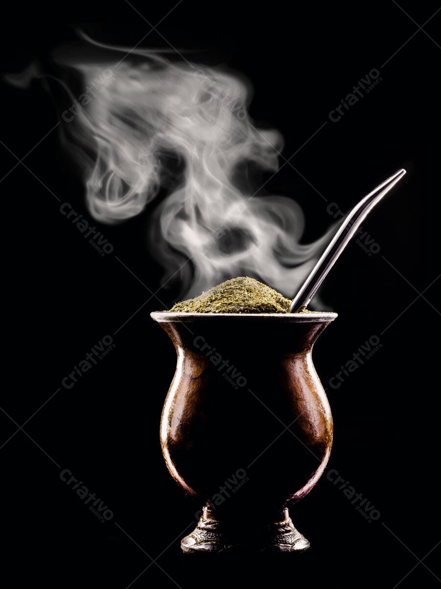 Mate tradicional chimarrão com fumaça quente em fundo preto estúdio