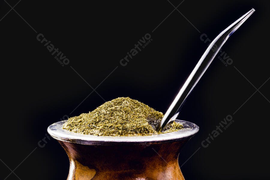 Chimarrão em cuia tradicional com erva-mate e bombilla