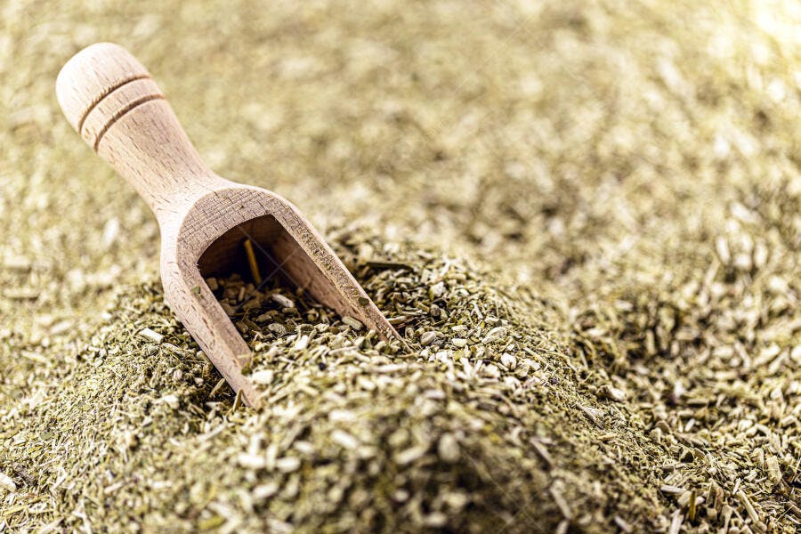 Pá de madeira em erva-mate verde textura rústica