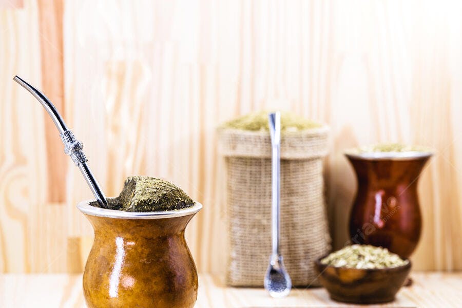 Chimarrão tradicional com cuias de madeira bomba de metal e erva-mate fresca