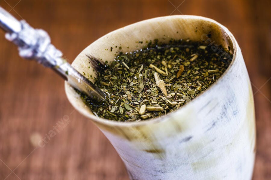 Chimarrão tradicional em cuia de chifre com erva-mate e bomba metálica