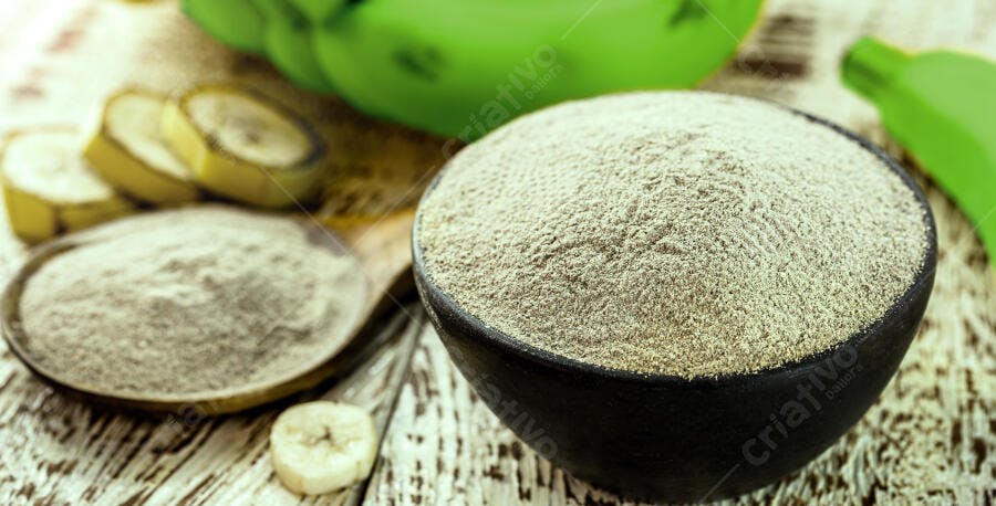 Farinha de banana verde em tigelas rústicas com bananas frescas