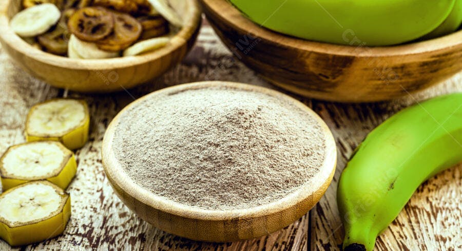 Farinha de banana verde natural em tigelas com bananas fatiadas e chips