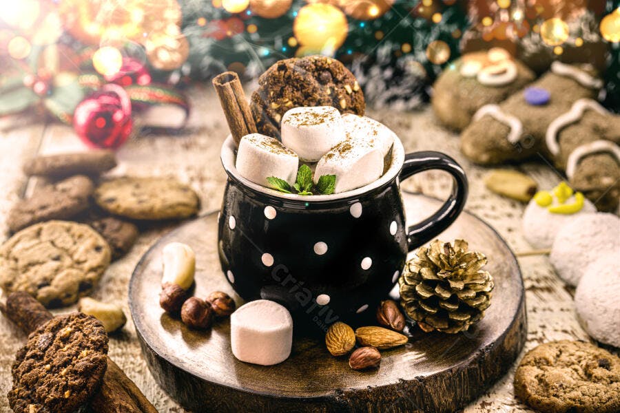 Caneca de chocolate quente com marshmallows e biscoitos de Natal em ambiente festivo