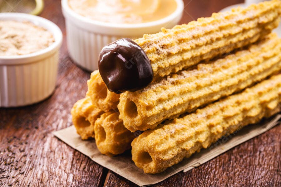 Churros crocantes com calda de chocolate e molhos doces