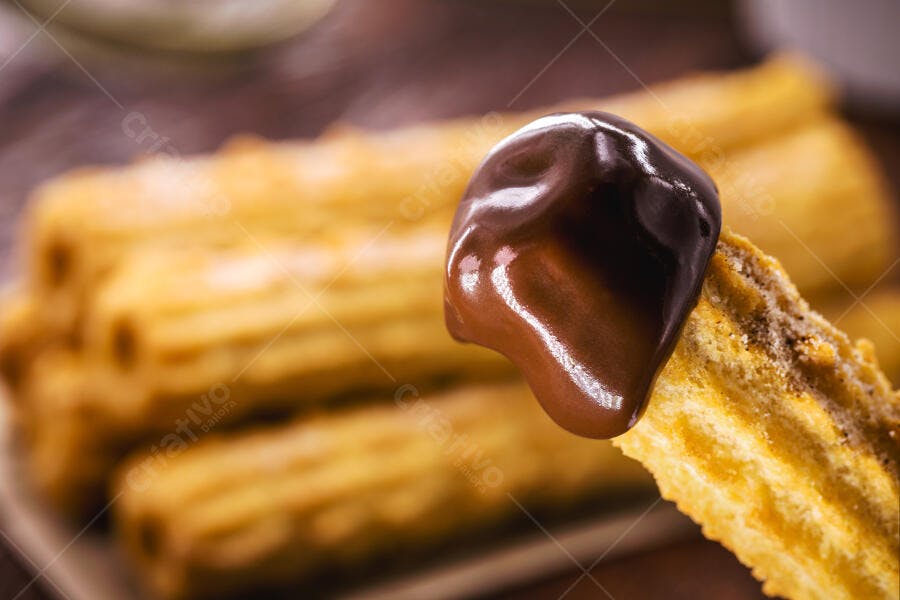 Churro crocante com calda de chocolate derretido e açúcar