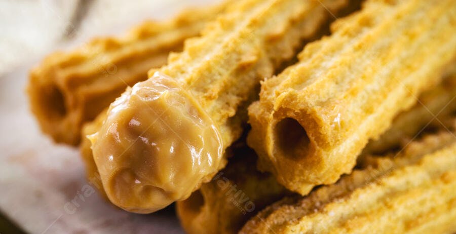 Churros dourados crocantes com recheio de doce de leite cremoso