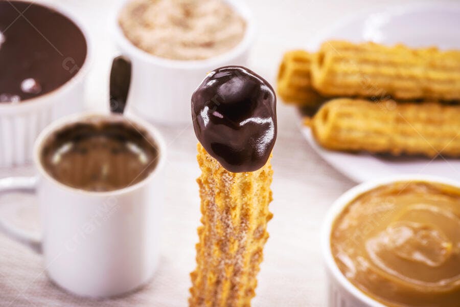 Churro crocante com calda de chocolate escorrendo sobre fundo claro