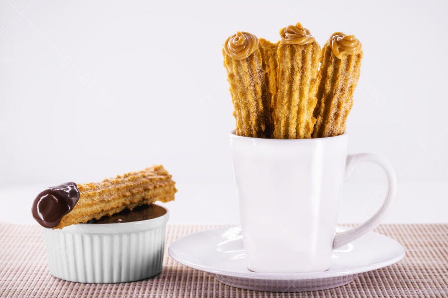 Churros com doce de leite em caneca e chocolate em ramekin