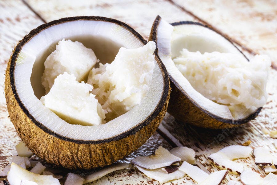 Coco fresco aberto com polpa branca em madeira rústica