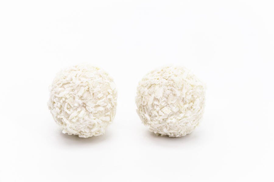 Doces de coco brancos frescos em fundo minimalista