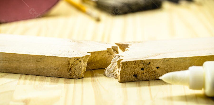 Tábua de madeira quebrada com cola em bancada de carpintaria reparo DIY