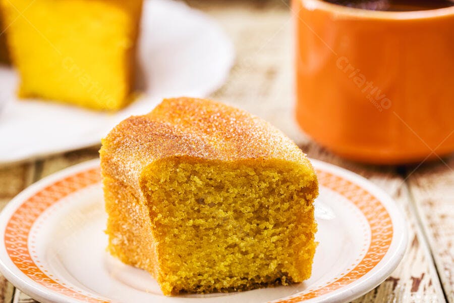 Fatia de bolo de fubá caseiro amarelo com açúcar para café da manhã