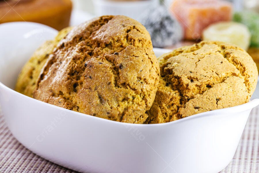 Cookies rústicos dourados em tigela branca para lanche da tarde
