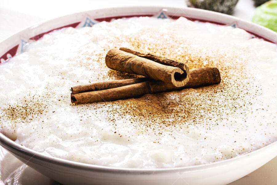 Arroz doce cremoso com canela em pó e pau de canela