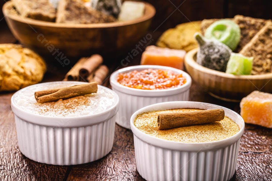 Sobremesas brasileiras arroz doce e compotas com canela em mesa de madeira rústica